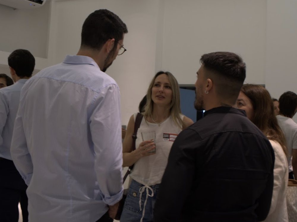 Invitados conversando en el networking